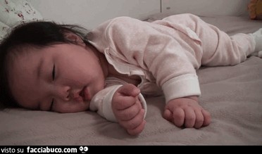 Gif animata neonata asiatica che ride e si addormenta