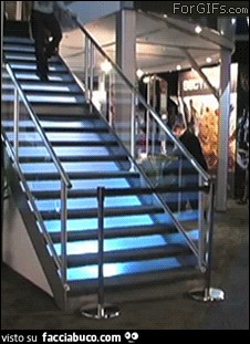 Gif animata di uomo che cade dalle scale e se ne va come se nulla fosse