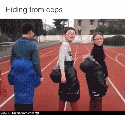 Come nascondersi dai poliziotti spacciandosi per bimbi