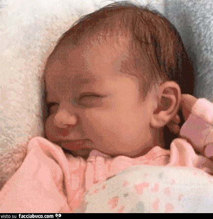 Gif animata neonata che sorride