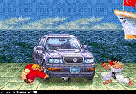 Street Fighter: Ken e Ryu cercano di prendere il pallone sotto la macchina
