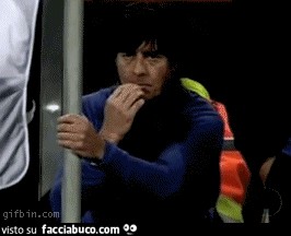 Gif Animata Joachim Löw che si scaccola